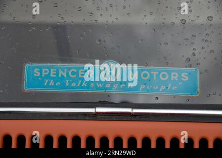 Volkswagen VW Beetle Dealer Distributor Dealership Sticker Original Blue on Rear Window retro Show Shine Day Out, Melbourne, Victoria Foto Stock