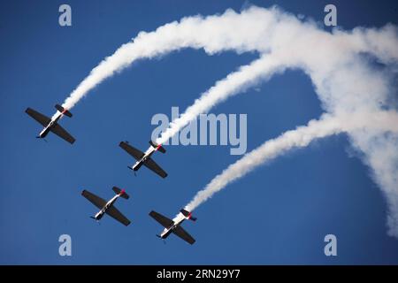 (150219) -- BENGALUR, 19 febbraio 2015 -- Una squadra di quattro aerei del Regno Unito che volava velivoli Yak di origine russa si esibisce durante l'Aero India 2015 nella stazione dell'aeronautica Yelahanka di Bengaluru, Karnataka, in India, 19 febbraio 2015, il secondo giorno dell'evento. La fiera aerea biennale di quest'anno ha attirato concessionari provenienti da 49 paesi come Stati Uniti, Russia, Francia, Israele, Regno Unito e così via ). INDIA-BENGALURU-AERO INDIA 2015 ZhengxHuansong PUBLICATIONxNOTxINxCHN 19 febbraio 2015 un Four Aircraft Aerobatic display Team del Regno Unito Flying Russian ORIGIN Yak Aircraft esegue durante l'Aero India 2015 in ai Foto Stock