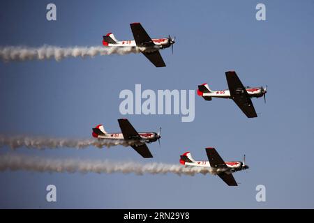 (150219) -- BENGALUR, 19 febbraio 2015 -- Una squadra di quattro aerei del Regno Unito che volava velivoli Yak di origine russa si esibisce durante l'Aero India 2015 nella stazione dell'aeronautica Yelahanka di Bengaluru, Karnataka, in India, 19 febbraio 2015, il secondo giorno dell'evento. La fiera aerea biennale di quest'anno ha attirato concessionari provenienti da 49 paesi come Stati Uniti, Russia, Francia, Israele, Regno Unito e così via ). INDIA-BENGALURU-AERO INDIA 2015 ZhengxHuansong PUBLICATIONxNOTxINxCHN 19 febbraio 2015 un Four Aircraft Aerobatic display Team del Regno Unito Flying Russian ORIGIN Yak Aircraft esegue durante l'Aero India 2015 in ai Foto Stock