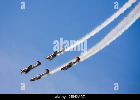 (150219) -- BENGALUR, 19 febbraio 2015 -- Una squadra di quattro aerei del Regno Unito che volava velivoli Yak di origine russa si esibisce durante l'Aero India 2015 nella stazione dell'aeronautica Yelahanka di Bengaluru, Karnataka, in India, 19 febbraio 2015, il secondo giorno dell'evento. La fiera aerea biennale di quest'anno ha attirato concessionari provenienti da 49 paesi come Stati Uniti, Russia, Francia, Israele, Regno Unito e così via ). INDIA-BENGALURU-AERO INDIA 2015 ZhengxHuansong PUBLICATIONxNOTxINxCHN 19 febbraio 2015 un Four Aircraft Aerobatic display Team del Regno Unito Flying Russian ORIGIN Yak Aircraft esegue durante l'Aero India 2015 in ai Foto Stock