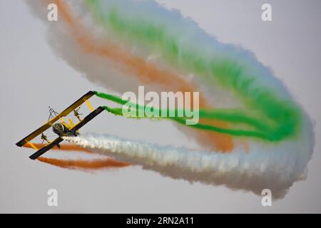 (150219) -- BENGALUR, 19 febbraio 2015 -- Catwalk or Skycats of the Scandinavian Aerobatic Team lasciano una scia di fumo a tre colori indiano mentre eseguono acrobazie il secondo giorno dell'Aero India 2015 nella stazione dell'aeronautica Yelahanka di Bengaluru, Karnataka of India, 19 febbraio 2015. La fiera aerea biennale di quest'anno ha attirato concessionari provenienti da 49 paesi come Stati Uniti, Russia, Francia, Israele, Regno Unito e così via ). INDIA-BENGALURU-AERO INDIA 2015 ZhengxHuansong PUBLICATIONxNOTxINxCHN 19 febbraio 2015 Catwalk o del team aeronautico scandinavo lasciano un Trail of Indian TRI Colour Smoke mentre eseguono acrobazie Foto Stock