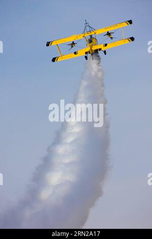 (150219) -- BENGALUR, 19 febbraio 2015 -- Catwalk or Skycats of the Scandinavian Aerobatic Team esegue acrobazie il secondo giorno dell'Aero India 2015 nella Air Force Station Yelahanka of Bengaluru, Karnataka of India, 19 febbraio 2015. La fiera aerea biennale di quest'anno ha attirato concessionari provenienti da 49 paesi come Stati Uniti, Russia, Francia, Israele, Regno Unito e così via ). INDIA-BENGALURU-AERO INDIA 2015 ZhengxHuansong PUBLICATIONxNOTxINxCHN 19 febbraio 2015 Catwalk o del team aeronautico scandinavo eseguono acrobazie NEL secondo giorno dell'Aero India 2015 nella stazione dell'aeronautica Yelahanka del Karnataka dell'India Fe Foto Stock