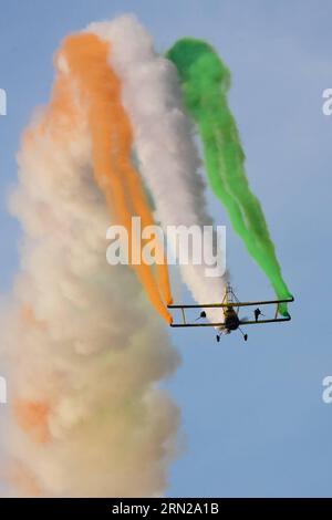 (150219) -- BENGALUR, 19 febbraio 2015 -- Catwalk or Skycats of the Scandinavian Aerobatic Team lasciano una scia di fumo a tre colori indiano mentre eseguono acrobazie il secondo giorno dell'Aero India 2015 nella stazione dell'aeronautica Yelahanka di Bengaluru, Karnataka of India, 19 febbraio 2015. La fiera aerea biennale di quest'anno ha attirato concessionari provenienti da 49 paesi come Stati Uniti, Russia, Francia, Israele, Regno Unito e così via ). INDIA-BENGALURU-AERO INDIA 2015 ZhengxHuansong PUBLICATIONxNOTxINxCHN 19 febbraio 2015 Catwalk o del team aeronautico scandinavo lasciano un Trail of Indian TRI Colour Smoke mentre eseguono acrobazie Foto Stock