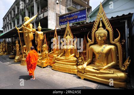 (150220) -- BANGKOK, 20 febbraio 2015 -- Un monaco cammina davanti alle statue di Buddha a Bangkok, Thailandia, 20 febbraio 2015. ) THAILANDIA-BANGKOK-VITA QUOTIDIANA RachenxSageamsak PUBLICATIONxNOTxINxCHN Bangkok 20 febbraio 2015 un monaco cammina davanti alle statue di Buddha a Bangkok Paese thailandese 20 febbraio 2015 Paese thailandese Bangkok Daily Life PUBLICATIONxNOTxINxCHN Foto Stock