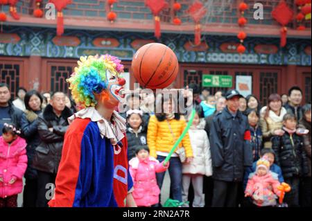 (150220) -- ZHENGZHOU, 20 febbraio 2015 -- Un clown si esibisce durante una fiera del tempio a Zhengzhou, capitale della provincia di Henan della Cina centrale, 20 febbraio 2015, il secondo giorno del Capodanno lunare cinese. ) (wyo) CHINA-HENAN-ZHENGZHOU-TEMPLE FAIR (CN) ZhuxXiang PUBLICATIONxNOTxINxCHN Zhengzhou 20 febbraio 2015 un clown si esibisce durante una fiera del tempio a Zhengzhou capitale della Cina centrale nella provincia di Henan 20 febbraio 2015 il secondo giorno del Capodanno lunare cinese Cina Henan Zhengzhou Temple Fair CN ZhuxXiang PUBLICATIONXNOTxINXCHN Foto Stock