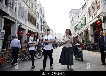 (150220) -- HAIKOU, 20 febbraio 2015 -- la gente visita la vecchia strada di Qilou ad Haikou, capitale della provincia di Hainan della Cina meridionale, 20 febbraio 2015. La vecchia strada Qilou, una famosa strada con una storia di più di un secolo, caratterizzata da edifici a più piani in stile sud-est asiatico che integrano stili architettonici cinesi ed europei, è stata elencata come una delle famose strade storiche cinesi. Molte persone vengono qui il terzo giorno del loro Festival di Primavera. ) (Wjq) CHINA-HAINAN-HAIKOU-SPRING FESTIVAL (CN) GuoxCheng PUBLICATIONxNOTxINxCHN Haikou 20 febbraio 2015 le celebrità visitano la vecchia strada di Qilou a Haikou C. Foto Stock