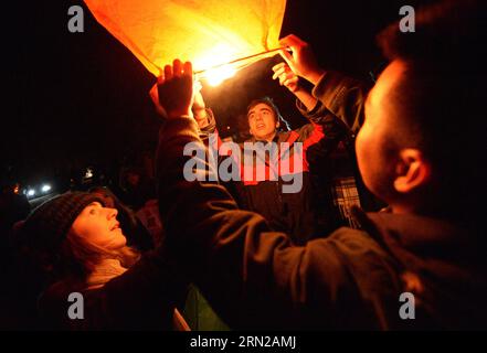 La gente lancia una lanterna durante una celebrazione del Capodanno lunare cinese, a Vancouver, in Canada, il 21 febbraio 2015. Diverse centinaia di lanterne furono rilasciate nel cielo a Grouse Mountain come simbolo di pace e di buona fortuna. CANADA-VANCOUVER-CHINESE LUNAR NEW YEAR-SKY LANTERN SergeixBachlakov PUBLICATIONxNOTxINxCHN Celebrities Launch a Lantern during a Celebration of Chinese Lunar New Year a Vancouver Canada IL 21 febbraio 2015 diverse centinaia di Lanterne sono state rilasciate nel cielo A Grouse Mountain come simbolo di Pace e buona fortuna Canada Vancouver Chinese Lunar PUBBLICO DI Sky Lantern di Capodanno Foto Stock