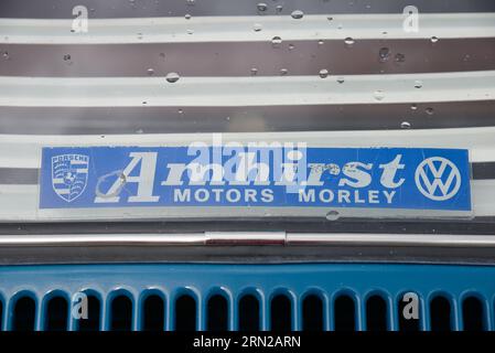 Volkswagen VW Beetle Dealer Distributor Dealership Sticker Original Blue on Rear Window retro Show Shine Day Out, Melbourne, Victoria Foto Stock