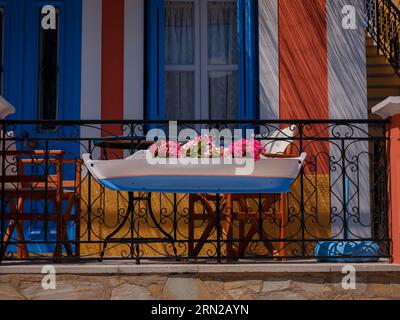 Graziosi dettagli di finestre, porte e balconi di una vecchia casa sull'isola di Simi. Vacanze nelle isole della Grecia da Rodi nel Mar Egeo. Colorato stile neoclassico Foto Stock