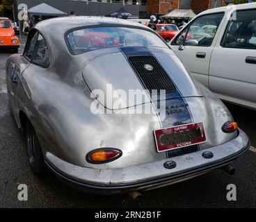 Auto d'epoca Porsche 356 Silver Black Stripe in un giorno brillante Melbourne Australia Foto Stock