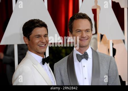 (150223) -- LOS ANGELES, 22 febbraio 2015 -- il conduttore Neil Patrick Harris (R) con il suo amante arriva per il Red carpet dei 87th Academy Awards al Dolby Theater di Los Angeles, negli Stati Uniti, il 22 febbraio 2015. )(wxl) US-LOS ANGELES-OSCAR-CERIMONIA-HOST-HARRIS YangxLei PUBLICATIONxNOTxINxCHN Los Angeles 22 febbraio 2015 l'ospite Neil Patrick Harris r con His Lover arriva per il Red Carpet della 87a Academy Awards AL Dolby Theatre di Los Angeles negli Stati Uniti IL 22 febbraio 2015 U.S. Los Angeles Oscars Ceremony host Harris PUBLICATIONxNOTxINxCHN Foto Stock