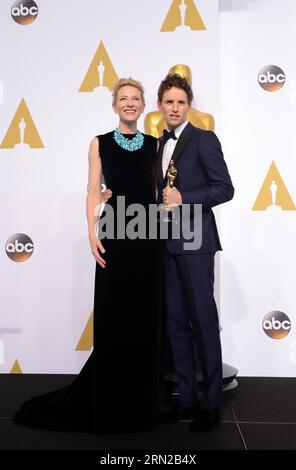 (150223) -- LOS ANGELES, 22 febbraio 2015 -- l'attore Eddie Redmayne (R) posa con Cate Blanchett dopo aver vinto il premio come miglior attore in un ruolo da protagonista per la Theory of Everything durante il 87° Academy Awards al Dolby Theater di Los Angeles, negli Stati Uniti, il 22 febbraio 2015. ) US-LOS ANGELES-OSCAR-miglior ATTORE IN Un RUOLO DA PROTAGONISTA YangxLei PUBLICATIONxNOTxINxCHN Los Angeles 22 febbraio 2015 l'attore Eddie Redmayne posa con Cate Blanchett dopo aver vinto il premio come miglior attore in un ruolo da protagonista per la TEORIA di tutto durante il 87° Academy Awards AL Dolby Theatre di Los Angeles Uniti Foto Stock