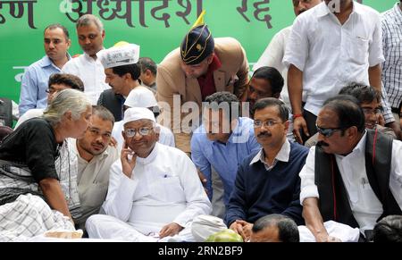 (150224) -- NUOVA DELHI, 24 febbraio 2015 -- la veterana Gandhian Anna Hazare (3rd L) partecipa a una manifestazione di protesta contro il controverso emendamento del governo indiano sull'acquisizione di terreni a nuova Delhi, India, 24 febbraio 2015. ) INDIA-NUOVA DELHI-PROTESTA-ANNA HAZARE ParthaxSarkar PUBLICATIONxNOTxINxCHN nuova Delhi 24 febbraio 2015 la veterana Anna 3rd l partecipa a una manifestazione di protesta contro il controverso emendamento del governo indiano di acquisizione del paese a nuova Delhi India 24 febbraio 2015 India nuova Delhi protesta Anna ParthaxSarkar PUBLICATIONxNOTxINxCHN Foto Stock