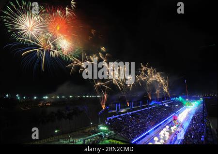 (150227) -- SINGAPORE, 27 febbraio 2015 -- i fuochi d'artificio esplodono sopra l'F1 Pit Building di Singapore durante il Chingay del 2015 a Marina Bay, Singapore, 27 febbraio 2015. La magnifica Parata Chingay di Singapore, una sfilata annuale di strada e galleggianti conosciuta per i suoi spettacoli multiculturali, ha avuto inizio il venerdì per celebrare il Capodanno cinese. SINGAPORE-CHINGAY ThenxChihxWey PUBLICATIONxNOTxINxCHN Singapore febbraio 27 2015 i fuochi d'artificio esplodono sopra il pozzo di F1 di Singapore durante il Chingay del 2015 a Marina Bay Singapore febbraio 27 2015 La magnifica Parata di Chingay di Singapore all'Annual Street and Float Parade k Foto Stock