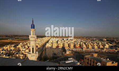 (150227) -- GAZA, 27 febbraio 2015 -- foto scattata il 27 febbraio 2015 mostra una visione generale del quartiere saudita nella città meridionale di Rafah nella Striscia di Gaza. Saudi Neighborhood è il nome di un progetto di 750 unità abitative costruito per le famiglie palestinesi che hanno perso le loro case durante le operazioni militari israeliane nel 2004 e nel 2005, come parte di un progetto di rialloggio finanziato dall'Arabia Saudita guidato dall'Agenzia delle Nazioni Unite per il soccorso e l'occupazione dei rifugiati palestinesi. MIDEAST-GAZA-SAUDI NEIGHBORHOOD KhaledxOmar PUBLICATIONxNOTxINxCHN Gaza Feb 27 2015 la foto scattata IL 27 2015 febbraio mostra una visione generale del quartiere saudita nel Foto Stock