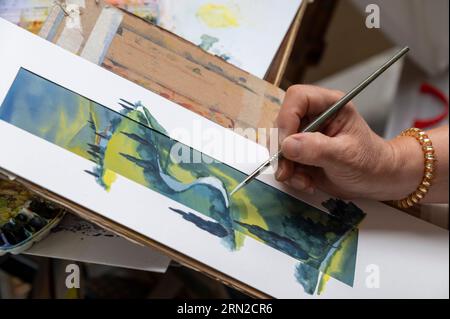 Una linea di artisti che dipingono e vendono le loro opere ai turisti in visita all'interno del Loggiato, un cortile semi-chiuso che fa parte della Galleria deg Foto Stock