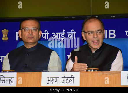 (150228) -- NUOVA DELHI, 28 febbraio 2015 -- il ministro delle finanze indiano Arun Jaitley(R) partecipa a una conferenza stampa a nuova Delhi, India, 28 febbraio 2015. L'India sabato ha svelato il suo bilancio, impegnandosi a dare energia all'economia riducendo le imposte sulle società e annunciando un sistema di sicurezza sociale universale per tutti i suoi cittadini. (lmz) INDIA-NEW DELHI-BUDGET ParthaxSarkar PUBLICATIONxNOTxINxCHN nuova Delhi febbraio 28 2015 i ministri delle Finanze indiani Arun r partecipano a una conferenza stampa a nuova Delhi India febbraio 28 2015 India sabato ha svelato il suo budget impegnandosi a dare energia all'economia riducendo l'imposta sulle società e a. Foto Stock