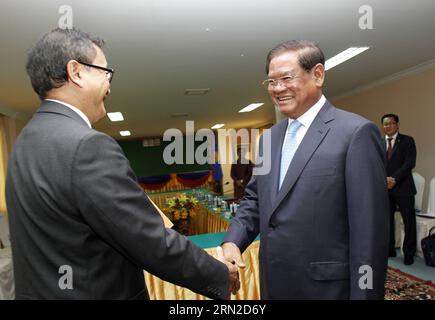 Il vice primo ministro cambogiano sar Kheng (R), alto rappresentante del Partito Popolare cambogiano (CPP), stringe la mano a Sam Rainsy (L), presidente dell'opposizione Cambodia National Rescue Party (CNRP), a Phnom Penh, Cambogia, 28 febbraio 2015. I leader dei partiti di governo e di opposizione cambogiani si sono incontrati qui sabato per finalizzare un nuovo progetto di legge elettorale, che sarà utilizzato per garantire elezioni libere ed eque in futuro. ) CAMBOGIA-PHNOM PENH-VICE primo Ministro-RIUNIONE DELL'OPPOSIZIONE Sovannara PUBLICATIONxNOTxINxCHN Vice primi Ministri cambogiani sar Kheng r alto rappresentante della sentenza Foto Stock