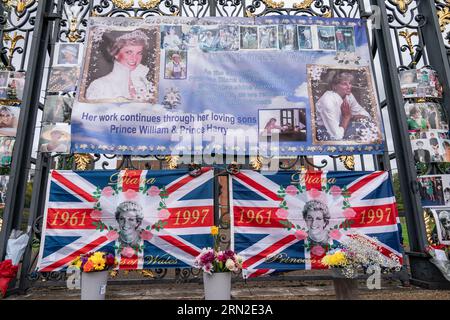 Tributi alle porte di Kensington Palace, nel centro di Londra, in occasione del 26° anniversario della morte di Diana, Principessa di Galles. Data foto: Giovedì 31 agosto 2023. Foto Stock