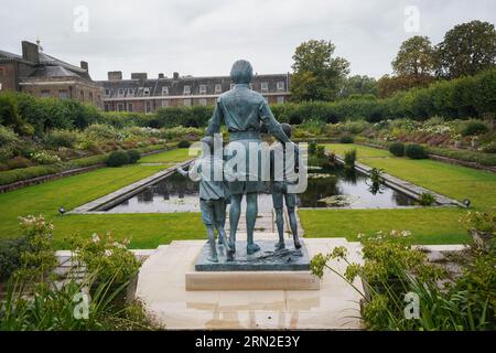 Kensington Londra Regno Unito. 31 agosto 2023 la scultura della Principessa Diana nel giardino sommerso di Kensington Palace, che fu svelata dai suoi figli il Principe William e il Principe Harry. Oggi ricorre il 26° anniversario della principessa Diana, tragicamente morta il 31 agosto 1997 in un incidente stradale a Parigi. Credit amer ghazzal/Alamy Live News Foto Stock