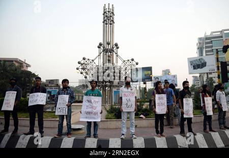 (150303) -- DACCA, 3 marzo 2015 -- attivisti sociali e blogger partecipano a una protesta che chiede la punizione dell'assassino in un caso di omicidio dello scrittore blogger Avijit Roy a Dacca, Bangladesh, 3 marzo 2015. La forza d'élite anti-crimine del Bangladesh Rapid Action Battalion (RAB) ha arrestato il principale sospettato collegato all'omicidio dello scrittore blogger Avijit Roy, un comunicato stampa della RAB ha detto lunedì. Shariful Islam) BANGLADESH-DHAKA-MURDER-PROTEST e SharifulxIslam PUBLICATIONxNOTxINxCHN Dhaka 3 marzo 2015 attivisti sociali e blogger partecipano a una protesta che chiede l'assassino in un caso di omicidio dello scrittore Blogg Foto Stock