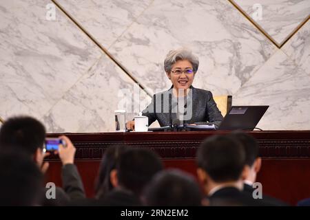 (150304) -- PECHINO, 4 marzo 2015 -- fu Ying, portavoce della terza sessione del XII Congresso Nazionale del popolo cinese (NPC), si rivolge alla conferenza stampa sulla sessione presso la grande sala del popolo di Pechino, capitale della Cina, 4 marzo 2015. La terza sessione del 12° NPC è prevista per l'apertura a Pechino il 5 marzo). (Yxb) (DUE SESSIONI) CINA-PECHINO-NPC-CONFERENZA STAMPA (CN) LixRan PUBLICATIONxNOTxINxCHN Pechino 4 marzo 2015 fu Ying portavoce della terza sessione del XII Congresso nazionale delle celebrità cinesi NPC si rivolge alla conferenza stampa SULLA sessione al GRE Foto Stock