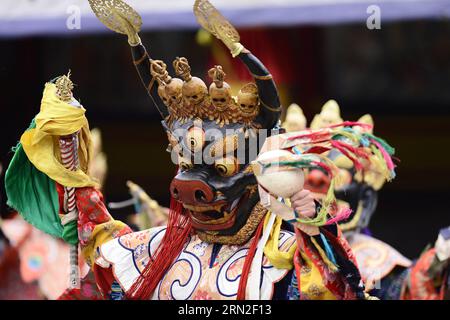 (150304) -- HUANGZHONG, 4 marzo 2015 -- Un monaco esegue la danza religiosa Tiaoqian al monastero di Ta er (Kumbum) nella contea di Huangzhong, provincia del Qinghai della Cina nord-occidentale, 4 marzo 2015. ) (lfj) CINA-QINGHAI-KUMBUM MONASTERO-DANZA RELIGIOSA (CN) ZhangxHongxiang PUBLICATIONxNOTxINxCHN Huang Zhong 4 marzo 2015 un monaco esegue la danza religiosa Tiaoqian AL monastero di Ta He Kumbum nella contea di Huang Zhong nella provincia di Qinghai nella Cina nord-occidentale 4 marzo 2015 China Qinghai monastero di Kumbum Danza religiosa CN Zhang XHongxixNang PUXHongxixNang PUMBUMBUMBUMBUM Foto Stock