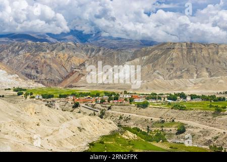 Vista panoramica del Regno di lo Manthang con sfondo verde del deserto tibetano a Mustang del Nepal Foto Stock