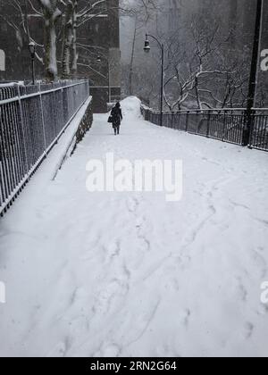 (150305) -- NEW YORK, 5 marzo 2015 -- la foto scattata dal telefono cellulare mostra un pedone che cammina lungo una rampa durante una forte nevicata a Manhattan, New York, Stati Uniti, il 5 marzo 2015. Una potente tempesta invernale che si sta muovendo attraverso gli Stati Uniti orientali sta portando neve pesante da parti della valle dell'Ohio al nord-est di giovedì e mette 94 milioni di persone sotto il Winter Storm Warning o Winter Weather Advisory, ha detto il National Weather Service (NWS). ) U.S.-NEW YORK-WEATHER-SNOW NiuxXiaolei PUBLICATIONxNOTxINxCHN New York 5 marzo 2015 foto scattata dal telefono cellulare mostra un pedonale che cammina giù a R. Foto Stock