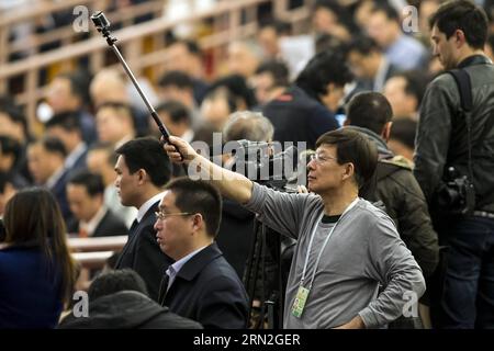 (150306) -- PECHINO, 5 marzo 2015 -- Un giornalista usa un bastone selfie durante la riunione di apertura della terza sessione del 12° Congresso Nazionale del popolo cinese (NPC) presso la grande sala del popolo a Pechino, 5 marzo 2015. ) (Yxb) (DUE SESSIONI) CHINA-BEIJING-NPC-CPPCC-SESSIONS-SELFIE STICK(CN) ShenxBohan PUBLICATIONxNOTxINxCHN Pechino 5 marzo 2015 un giornalista usa un bastone durante la riunione di apertura del Congresso NPC della terza sessione del 12° Congresso Nazionale delle celebrità della Cina PRESSO la sala grande delle celebrità di Pechino 5 marzo 2015 due sessioni Cina Pechino NPC CPPCC Sessions Stick CN ShenxB Foto Stock