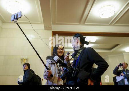 (150306) -- PECHINO, 5 marzo 2015 -- Un giornalista usa un bastone selfie per intervistare alla grande sala del popolo di Pechino, 5 marzo 2015. ) (Yxb) (DUE SESSIONI) CHINA-BEIJING-NPC-CPPCC-SESSIONS-SELFIE STICK(CN) ShenxBohan PUBLICATIONxNOTxINxCHN Pechino 5 marzo 2015 un giornalista usa un bastone per intervistare PRESSO la sala grande delle celebrità di Pechino 5 marzo 2015 Two Sessions China Beijing NPC CPPCC Sessions Stick CN ShenxBohan PUBLICATIONXNOTxINXCHN Foto Stock