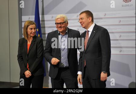 (150306) -- RIGA, 6 marzo 2015 -- l'alto rappresentante dell'Unione europea per gli affari esteri e la politica di sicurezza Federica Mogherini (L), il ministro degli Esteri lettone Edgars Rinkevics (R) e il ministro degli Esteri tedesco Frank-Walter Steinmeier hanno parlato durante la riunione informale dei ministri degli Esteri dell'Unione europea a riga, in Lettonia, il 6 marzo 2015. ) (Zhf) LETTONIA-RIGA-UE-MINISTRO DEGLI ESTERI-RIUNIONE GuoxQun PUBLICATIONxNOTxINxCHN riga 6 marzo 2015 alto rappresentante dell'Unione europea per gli affari esteri e la politica di sicurezza Federica Mogherini l ministri degli Esteri lettoni r e mi degli Esteri tedeschi Foto Stock