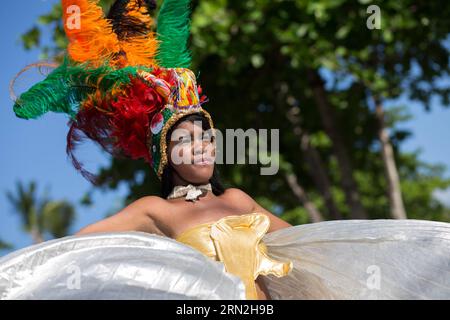 (150308) -- SAMANA, 7 marzo 2015 -- Una ballerina partecipa alla sfilata delle onde del Carnevale dell'Oceano 2015 a Las Terrenas della provincia di Samana, Repubblica Dominicana, 7 marzo 2015. Fran Afonso) REPUBBLICA DOMINICANA-SAMANA-SOCIETY-CARNIVAL e FRANxAFONSO PUBLICATIONxNOTxINxCHN Samana 7 marzo 2015 un ballerino partecipa alla Parata delle onde del Carnevale dell'Oceano 2015 a Las Terrenas della Provincia di Samana Repubblica Dominicana 7 marzo 2015 Fran Afonso Repubblica Dominicana Samana Society Carnival e PUBLICATIONXNOTxINxCHN Foto Stock