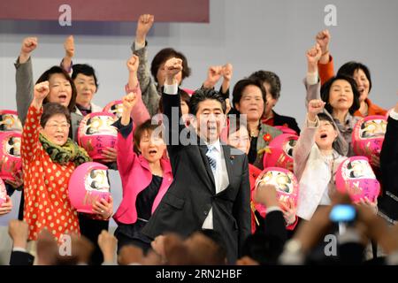 (150308) -- TOKYO, 8 marzo 2015 -- il primo ministro giapponese Shinzo Abe (C, fronte) grida slogan con delegati femminili durante la convention annuale del Partito Liberale Democratico (LDP), a Tokyo, in Giappone, 8 marzo 2015. Il primo ministro giapponese Shinzo Abe ha chiamato domenica per una discussione più approfondita sulla revisione della Costituzione pacifista del Giappone mentre il suo partito al governo Liberal Democratic Party (LDP) teneva la sua convenzione annuale. (Lyi) JAPAN-TOKYO-LDP-ABE MaxPing PUBLICATIONxNOTxINxCHN Tokyo 8 marzo 2015 i primi Ministri giapponesi Shinzo ABE C Front grida slogan con delegazioni femminili durante la Convenzione annuale di Th Foto Stock