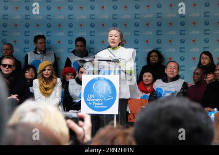 (150308) -- NEW YORK, 8 marzo 2015 -- Yoo Soon-taek, moglie del Segretario generale delle Nazioni Unite Ban Ki-Moon, parla prima dell'inizio della marcia della giornata internazionale della donna per l'uguaglianza di genere e i diritti delle donne, a New York, 8 marzo 2015. ) Un-NEW YORK-GENDER EQUALITY-MARCH NiuxXiaolei PUBLICATIONxNOTxINxCHN New York 8 marzo 2015 Yoo Soon Taek moglie del Segretario generale delle Nazioni Unite Ban KI Moon parla prima dell'inizio della marcia della giornata internazionale della donna per l'uguaglianza di genere e i diritti delle donne a New York 8 marzo 2015 un New York parità di genere marzo PUBLICATIONxNOTxINxCHN Foto Stock