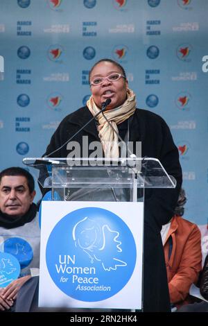 (150308) -- NEW YORK, 8 marzo 2015 -- il premio Nobel per la pace Leymah Gbowee della Liberia parla prima dell'inizio della marcia della giornata internazionale della donna per l'uguaglianza di genere e i diritti delle donne, a New York, 8 marzo 2015. ) Un-NEW YORK-GENDER EQUALITY-MARCH NiuxXiaolei PUBLICATIONxNOTxINxCHN New York 8 marzo 2015 il Premio Nobel per la pace della Liberia parla prima dell'inizio della giornata internazionale della donna marcia per l'uguaglianza di genere e i diritti delle donne a New York 8 marzo 2015 un New York Equality marzo PUBLICATIONxNOTxINxCHN Foto Stock