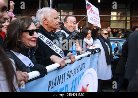 (150308) -- NEW YORK, 8 marzo 2015 -- il Segretario generale delle Nazioni Unite Ban Ki-Moon (C) onda mentre partecipa alla marcia della giornata internazionale della donna per l'uguaglianza di genere e i diritti delle donne, a New York, 8 marzo 2015. ) Un-NEW YORK-GENDER EQUALITY-MARCH NiuxXiaolei PUBLICATIONxNOTxINxCHN New York 8 marzo 2015 il Segretario generale delle Nazioni Unite Ban KI Moon C Waves mentre partecipa alla marcia internazionale della donna per l'uguaglianza di genere e i diritti delle donne a New York 8 marzo 2015 un New York Gender Equality March PUBLICATIONXINxCHN Foto Stock