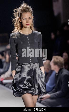 (150310) -- PARIGI, 10 marzo 2015 -- Un modello presenta una creazione di agnes B. durante la settimana della moda di Parigi autunno/inverno 2015-2016 a Parigi, in Francia, il 10 marzo 2015. ) (Djj) FRANCE-PARIS-FASHION WEEK-AGNES B. ChenxXiaowei PUBLICATIONxNOTxINxCHN Parigi 10 marzo 2015 un modello presenta una creazione di Agnes B durante la Paris Fashion Week Case Winter 2015 2016 a Parigi Francia IL 10 marzo 2015 France Paris Fashion Week Agnes B PUBLICATIONxNOTxINxCHN Foto Stock