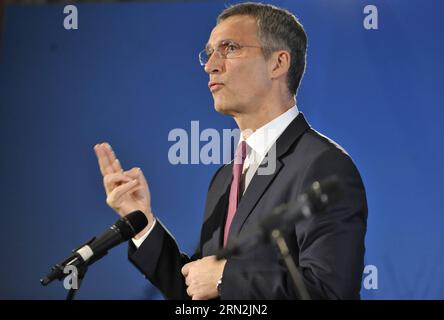 (150311) -- BRUXELLES, 11 marzo 2015 -- il segretario generale della NATO Jens Stoltenberg partecipa a una conferenza stampa con il comandante supremo alleato Europa (SACEUR) generale Philip Breedlove (non visto) presso il quartier generale supremo della NATO Allied Powers Europe (SHAPE) vicino a Mons del Belgio l'11 marzo 2015. ) BELGIO-SEDE DELLA NATO-CONFERENZA STAMPA YexPingfan PUBLICATIONxNOTxINxCHN Bruxelles 11 marzo 2015 il segretario generale della NATO Jens Stoltenberg partecipa a una conferenza stampa con il comandante supremo ALLEATO Europa SACEUR generale Philip Breedlove Not Lakes PRESSO Il quartier generale supremo della NATO ALLIED Powers Europe Sha Foto Stock