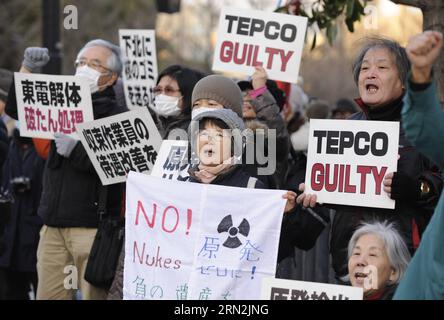 (150311) -- TOKYO, 11 marzo 2015 -- la gente grida slogan e tiene cartelli per protestare contro la Tokyo Electric Power Company (TEPCO), proprietario e operatore della centrale nucleare Fukushima Daiichi, colpita dalla crisi, di fronte alla residenza ufficiale del primo ministro a Tokyo, in Giappone, 11 marzo 2015. ) (Zjy) JAPAN-TOKYO-ANTI NUKE Stringer PUBLICATIONxNOTxINxCHN Tokyo 11 marzo 2015 celebrità gridano slogan e tengono cartelli per protestare contro la Tokyo Electric Power Company Tepco proprietario e operatore della crisi ha colpito la centrale nucleare Fukushima Daiichi di fronte alla residenza ufficiale dei primi ministri Foto Stock