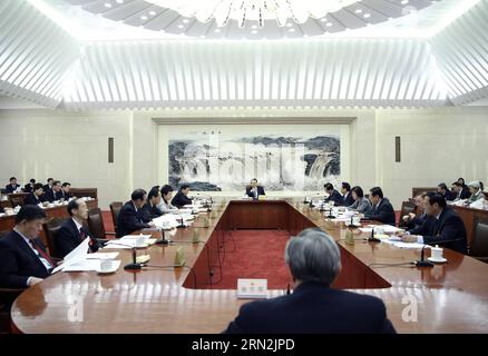 (150311) -- PECHINO, 11 marzo 2015 -- Zhang Dejiang (Back, C), presidente esecutivo del presidium della terza sessione del XII Congresso nazionale del popolo cinese (NPC) e presidente del Comitato permanente dell'NPC, presiede il primo incontro dei presidenti esecutivi del presidium presso la sala grande del popolo a Pechino, capitale della Cina, 11 marzo 2015. ) (Yxb) (DUE SESSIONI) CHINA-BEIJING-NPC-PRESIDIUM-EXECUTIVE CHAIRPERSONS-MEETING (CN) LanxHongguang PUBLICATIONxNOTxINxCHN Pechino 11 marzo 2015 Zhang Dejiang Back C Presidente esecutivo persona del Presidium della terza sessione del Foto Stock