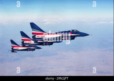 (150311) -- KUNMING, 3 marzo 2015 -- caccia a reazione J-10 della Bayi Aerobatic Team of the Air Force of the Chinese People s Liberation Army Exercise a flight training, 3 marzo 2015. I piloti Yu Xu, Tao Jiali, Sheng Yifei e He Xiaoli, membri della squadra acrobatica dell'Aeronautica militare di Liberazione del popolo (PLA), sono partiti per la Malesia mercoledì per esibirsi alla Langkawi International Maritime & Aerospace Exhibition (LIMA) con i caccia J-10. Il loro spettacolo acrobatico sarà la prima volta che le donne piloti di caccia cinesi si esibiranno all'estero. ) (MT) CINA-PILOTI DONNE-SPETTACOLO AEREO DI LIMA-DEBUTTO (CN) ZHANGXPENGYAN P. Foto Stock