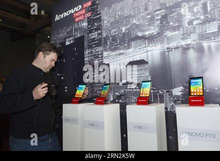 (150312) -- ZAGABRIA, 12 marzo 2015 -- Un giornalista guarda gli smartphone Lenovo durante una presentazione a Zagabria, Croazia, 12 marzo 2015. Lenovo, un gigante della tecnologia cinese, ha lanciato una nuova linea di sei smartphone -- VIBE Z2 PRO, VIBE Z2, VIBE X2, Lenovo P70, Lenovo S90 e Lenovo A536 -- in Croazia giovedì. ) (Zjy) CROAZIA-ZAGABRIA-LENOVO-SMARTPHONE LANCIO MisoxLisanin PUBLICATIONxNOTxINxCHN Zagabria 12 marzo 2015 un giornalista guarda GLI smartphone LENOVO durante una PRESENTAZIONE a Zagabria Croazia 12 marzo 2015 LENOVO un gigante cinese della tecnologia ha lanciato una nuova linea di sei smartphone Vibe Z2 pro V. Foto Stock