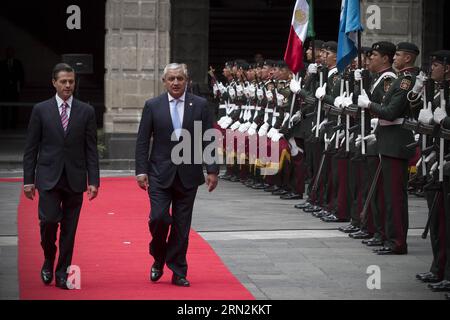 (150313) -- CITTÀ DEL MESSICO, 13 marzo 2015 -- il presidente messicano Enrique pena Nieto (L) e la sua controparte del Guatemala otto Perez Molina (R) ispezionano una guardia d'onore durante una cerimonia di benvenuto al Palazzo Nazionale di città del Messico, capitale del Messico, il 13 marzo 2015. Il presidente guatemalteco otto Perez Molina è arrivato venerdì a città del Messico per una visita ufficiale, dove incontrerà il presidente messicano Enrique pena Nieto e discuterà tali questioni nell'agenda bilaterale, con particolare attenzione alle questioni dell'infrastruttura di frontiera, della copertura energetica, dello sviluppo sostenibile e della facilitazione commerciale Foto Stock