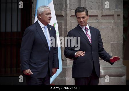 (150313) -- CITTÀ DEL MESSICO, 13 marzo 2015 -- il presidente messicano Enrique pena Nieto (R) parla con il suo omologo del Guatemala otto Perez Molina (L) durante una cerimonia di benvenuto al Palazzo Nazionale di città del Messico, capitale del Messico, il 13 marzo 2015. Il presidente guatemalteco otto Perez Molina è arrivato venerdì a città del Messico per una visita ufficiale, dove incontrerà il presidente messicano Enrique pena Nieto e discuterà tali questioni nell'agenda bilaterale, con particolare attenzione alle questioni dell'infrastruttura di frontiera, della copertura energetica, dello sviluppo sostenibile e della facilitazione degli scambi. Alejandro Ayala) Foto Stock