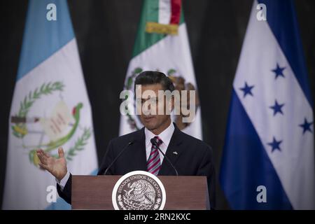 (150313) -- CITTÀ DEL MESSICO, 13 marzo 2015 -- il presidente messicano Enrique pena Nieto partecipa a una conferenza stampa congiunta insieme ai suoi omologhi del Guatemala otto Perez Molina e dell'Honduras Juan Orlando Hernandez, nel Palazzo Nazionale di città del Messico, capitale del Messico, il 13 marzo 2015. Il presidente guatemalteco otto Perez Molina è arrivato venerdì a città del Messico per una visita ufficiale, dove incontrerà il presidente messicano Enrique pena Nieto e discuterà le questioni dell'agenda bilaterale, con particolare attenzione alle questioni dell'infrastruttura di frontiera, della cooperazione energetica, dello sviluppo sostenibile e del commercio f Foto Stock