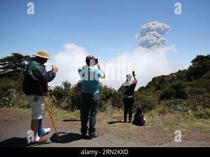 SAN JOSE, 13 marzo 2015 -- le persone scattano foto del fumo che sorge dal vulcano Turrialba a Turrialba, Costa Rica, 13 marzo 2015. Da giovedì, il vulcano Turrialba ha registrato eruzioni di cenere e pietre che hanno spinto le autorità a evacuare i residenti che vivono vicino al vulcano. ) COSTA RICA-VULCANO-TURRIALBA KentxGilbert PUBLICATIONxNOTxINxCHN San Jose 13 marzo 2015 le celebrità scattano foto di Smoke Rising dal vulcano Turrialba a Turrialba Costa Rica 13 marzo 2015 da giovedì il vulcano Turrialba ha registrato eruzioni delle autorità di cenere e pietre per evacuare i residenti che vivono vicino al vulcano Co Foto Stock