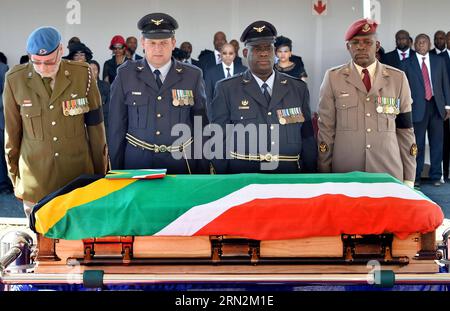 (150314) -- PELLA, 14 marzo 2015 -- i Pallbearers rendono omaggio ai resti dell'eroe sudafricano anti-apartheid Moses Kotane durante il suo servizio funebre a Pella, nella provincia del Nord-Ovest, in Sudafrica, il 14 marzo 2015. I resti mortali dell'eroe sudafricano anti-apartheid Moses Kotane sono stati sepolti sabato, con una grande cerimonia alla quale ha partecipato il presidente sudafricano Jacob Zuma. DOC/) SOUTH AFRICA-PELLA-MOSES KOTANE-FUNERALE SERVIZIO ElmondxJiyane PUBLICATIONxNOTxINxCHN Pella 14 marzo 2015 i Pallbearers rendono omaggio ai resti dell'eroe sudafricano Anti Apartheid Mosè durante il suo funerale Foto Stock