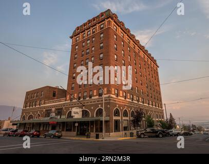 Butte, Montana, USA – 17 agosto 2023: Vista serale dell'esterno del Finlen Hotel nel centro città Foto Stock