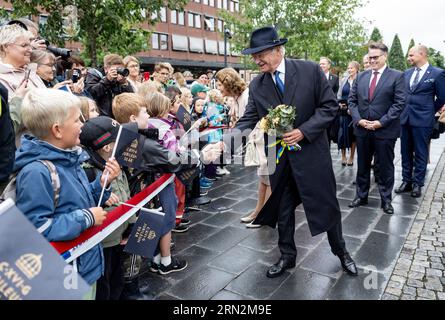 Stoccolma, Sverige. 31 agosto 2023. STOCCOLMA 20230831 Kung Carl Gustaf och drottning Silvia anländer till Rådhustorget sotto besök i Umeå i Västerbottens län. Kungaparet reser fino al 21 län sotto året med anledning av kungens 50-årsjubileum på tronen. Foto: Christine Olsson/ TT/kod 10430 credito: TT News Agency/Alamy Live News Foto Stock